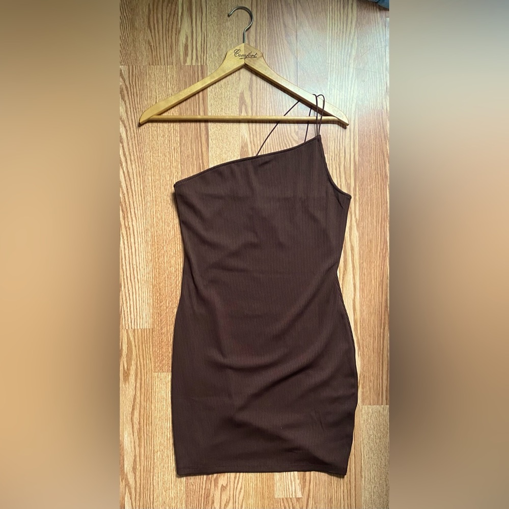 Chocolate brown one shoulder mini dress. Never worn, new with tag. Size M, H&M